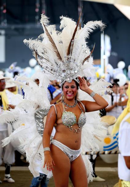Una ballerina, in stile carnevale di Rio, alla parata per la festa uruguaiana (Ansa)